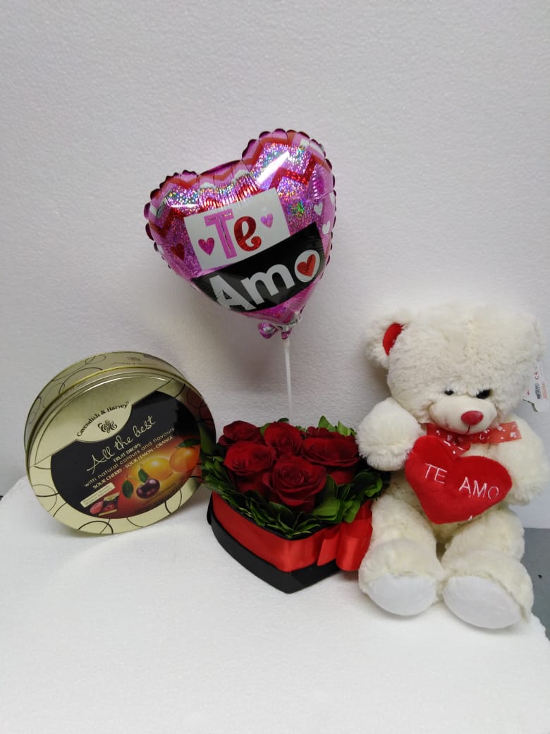 Caja corazn con 6 Rosas ms Peluche 20, Caramelos Mix 175 grs y Globito